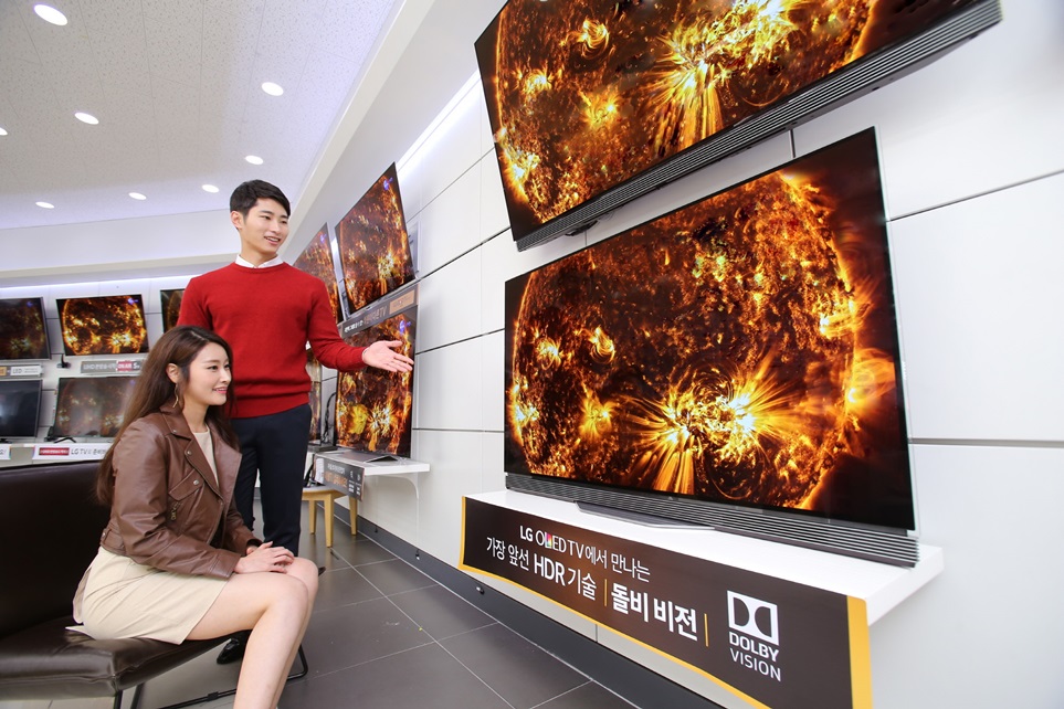 LG전자가 9월 한 달간 전국 판매점에서 '올레드 TV' 할인 행사를 진행한다. 55형 4K 해상도의 ‘올레드 TV’를 299만원에 판매한다. LG전자 모델들이 LG 베스트샵 매장에서 LG 올레드 TV를 살펴보고 있다.