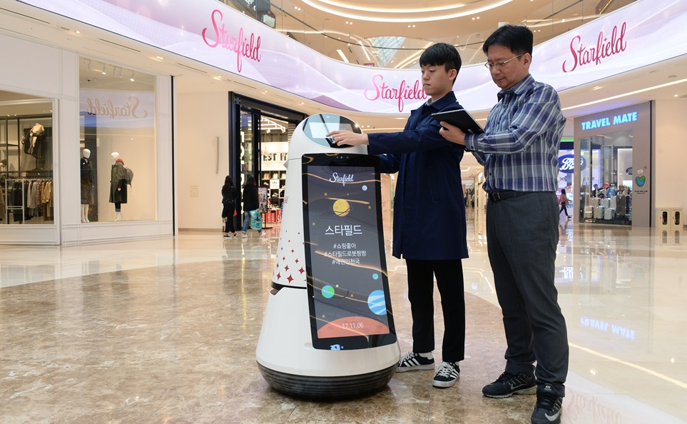 LG전자가 ‘신세계 프라퍼티’와 협력해 이번 주부터 경기도 하남시에 위치한 대형 쇼핑몰 스타필드 하남에서 안내로봇 2대의 현장 테스트를 시작했다. LG전자 연구원들이 안내로봇 현장 테스트를 진행하고 있다. 