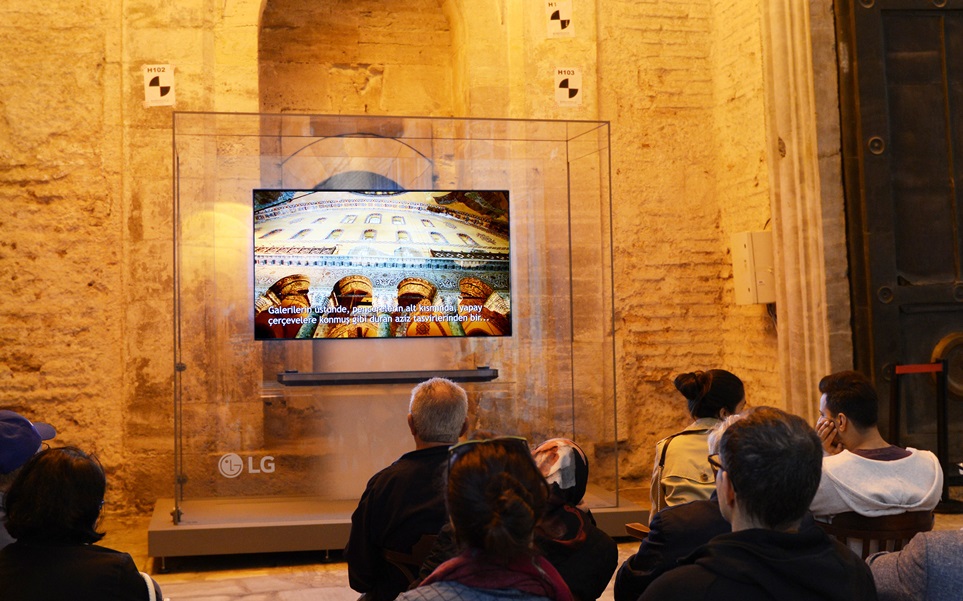 터키 이스탄불에 위치한 세계적 유적지 '아야소피아(Ayasofya)' 박물관을 찾은 방문객들이 'LG SIGNATURE(시그니처) 올레드 TV W'(77형)으로 아야소피아 박물관의 역사를 감상하고 있다.