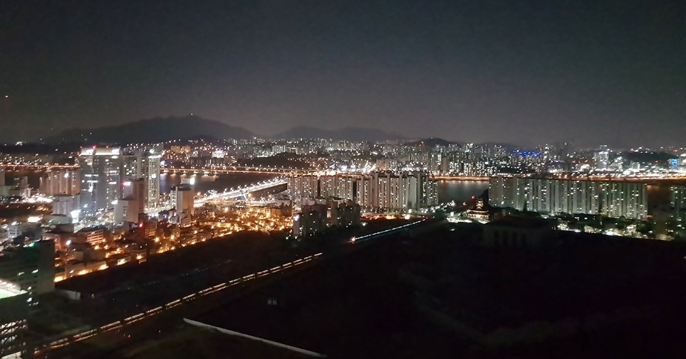 서울 드래곤시티의 하늘 수놓은 '올레드 사이니지'