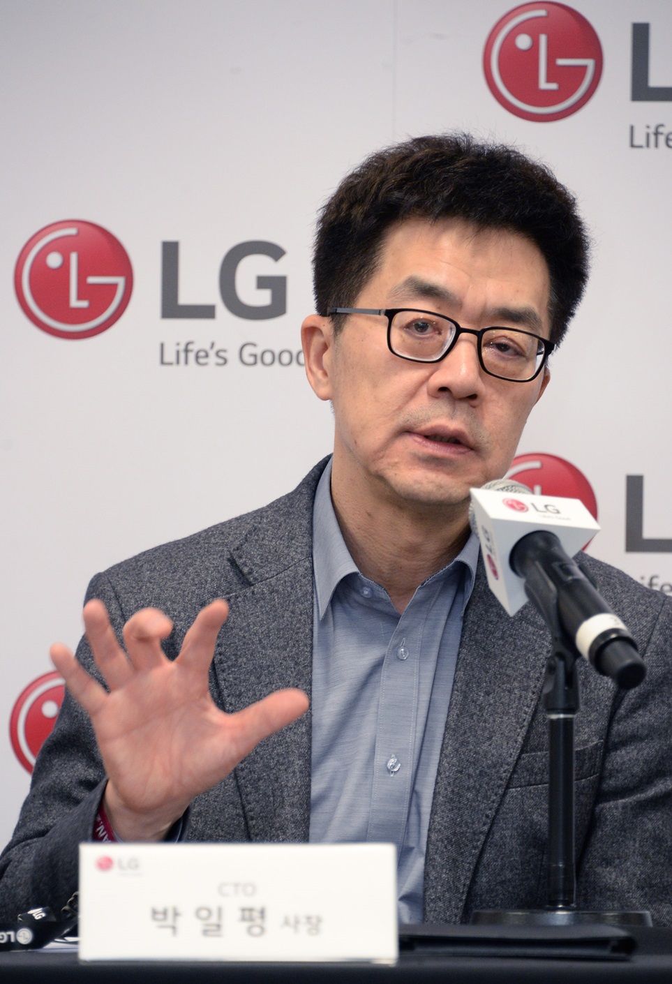 LG전자 CTO 박일평 사장이 현지시간 9일 美 라스베이거스에서 기자간담회를 열고 인공지능 분야를 선도하기 위한 LG전자의 기술전략에 대해 밝혔다. 