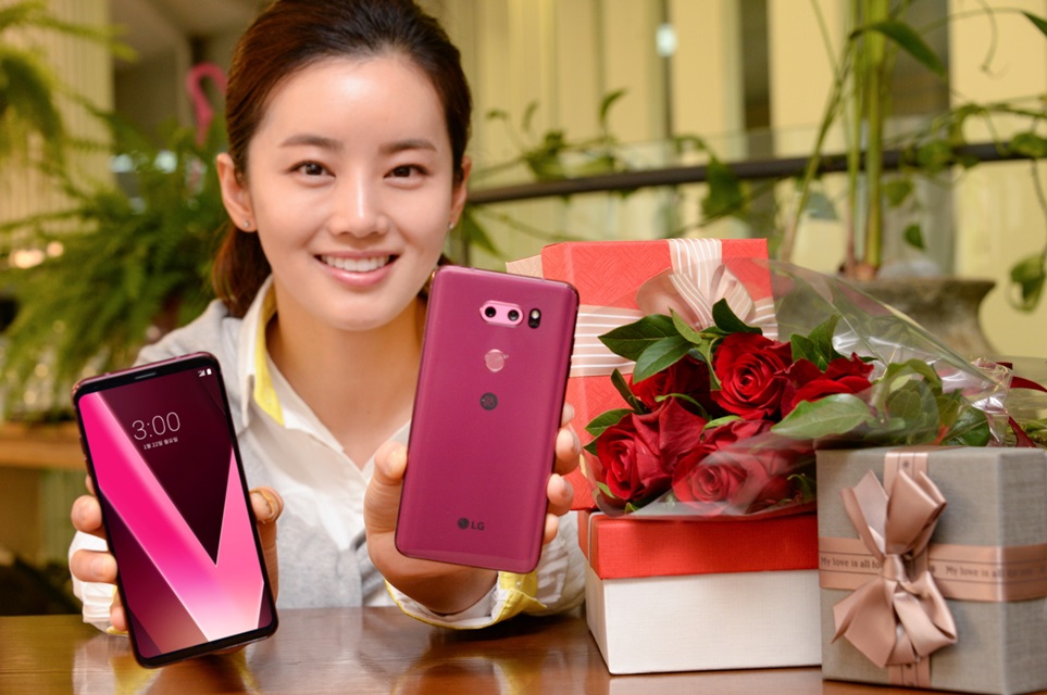 22일 모델이 서울 여의도에서 매혹적인 열정의 장밋빛 LG V30 라즈베리 로즈를 소개하고 있다. 보는 각도에 따라 기품있는 붉은 색부터 발랄한 핑크빛까지 다양하게 표현돼 나만의 개성을 강조할 수 있게 해준다. 6인치 대 스마트폰 중 가장 얇고 가벼운 디자인은 세련미를 더욱 돋보인다.