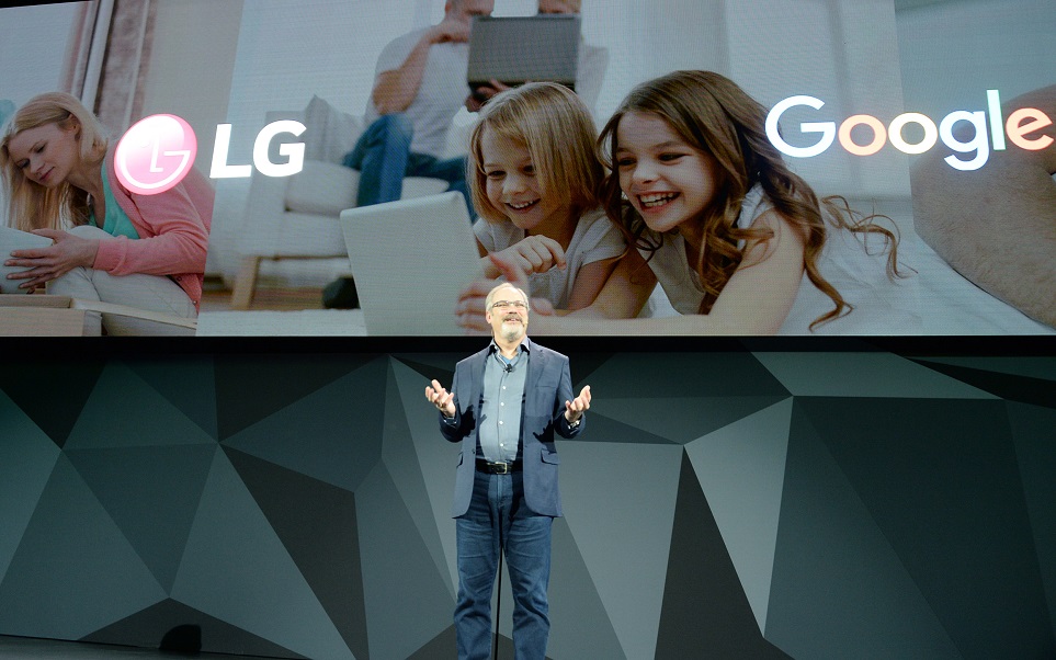 'CES 2018' LG 프레스 컨퍼런스에서 LG전자와 구글 협력 사례를 소개하고 있는 '구글어시스턴트' 개발 총책임자 '스콧 허프만(Scott Huffman)'