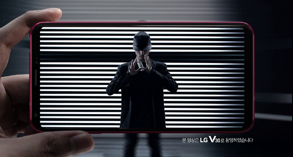 LG V30 라즈베리 로즈 TV광고의 한 장면