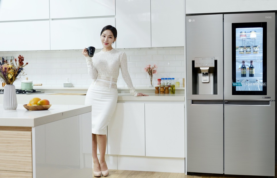 LG전자가 '노크온 매직스페이스'를 탑재한 양문형 얼음정수기냉장고를 출시하며 '노크온 매직스페이스' 냉장고 라인업을 지속 확대한다. 국내 출시된 양문형 냉장고 중 '노크온 매직스페이스'가 적용된 제품은 이번이 처음이다. 