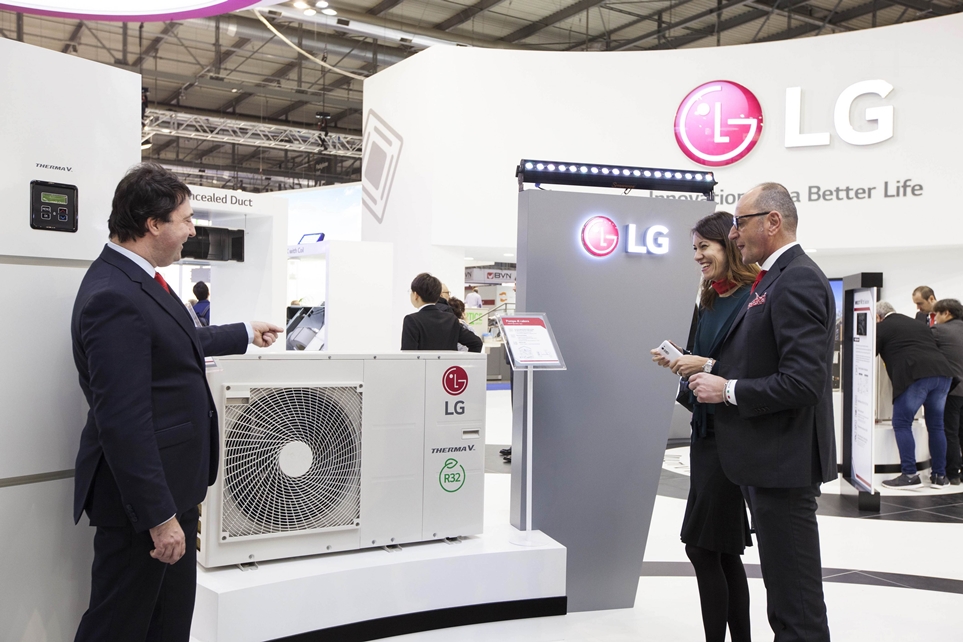 LG전자는 이탈리아 밀라노에서 열리는 유럽 최대 공조전시회 ‘모스트라 콘베뇨 엑스포(Mostra Convegno Expocomfort) 2018’에 참가해 고효율·친환경 기술과 제품간 융복합을 기반으로 진화하는 ‘총합 공조 솔루션’을 대거 선보였다.