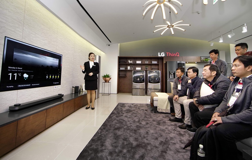 LG전자가 23일부터 25일까지 서울 강서구 LG사이언스파크에서 'LG 이노페스트(LG InnoFest)'를 진행하고 있다. 24일 아시아 지역 거래선 대표들이 인공지능 브랜드 'LG 씽큐'를 소개하는 전시 존에서 인공지능 제품들을 체험하고 있다. 