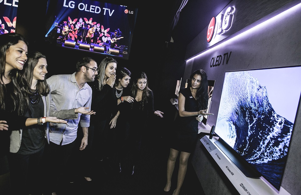 LG전자가 브라질 상파울루에서 주요 거래선과 미디어 관계자들이 참석한 가운데, 독자 인공지능 플랫폼을 적용한 ‘LG 올레드 TV AI ThinQ(씽큐)’등 2018년형 LG TV 신제품 발표회를 열었다. LG전자 모델이 인공지능 올레드 TV를 소개하고 있다. 