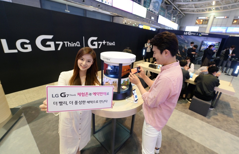 LG G7 ThinQ 체험해보세요: LG전자는 4일부터 역대 최대 규모인 전국 50개 거점에서 체험 부스인 ‘LG G7 ThinQ 스퀘어’를 운영한다. 18일 출시에 앞서 11일부터 17일까지 예약판매도 진행한다. 예약구매 고객은 출시 혜택 외에도 구매후 1년 동안 액정 파손 1회 보상, LG 베스트샵 5만 포인트 등의 혜택을 받을 수 있다. 4일 모델이 서울 용산역에 설치된 ‘LG G7 ThinQ 스퀘어’에서 LG G7 ThinQ 를 소개하고 있다. 