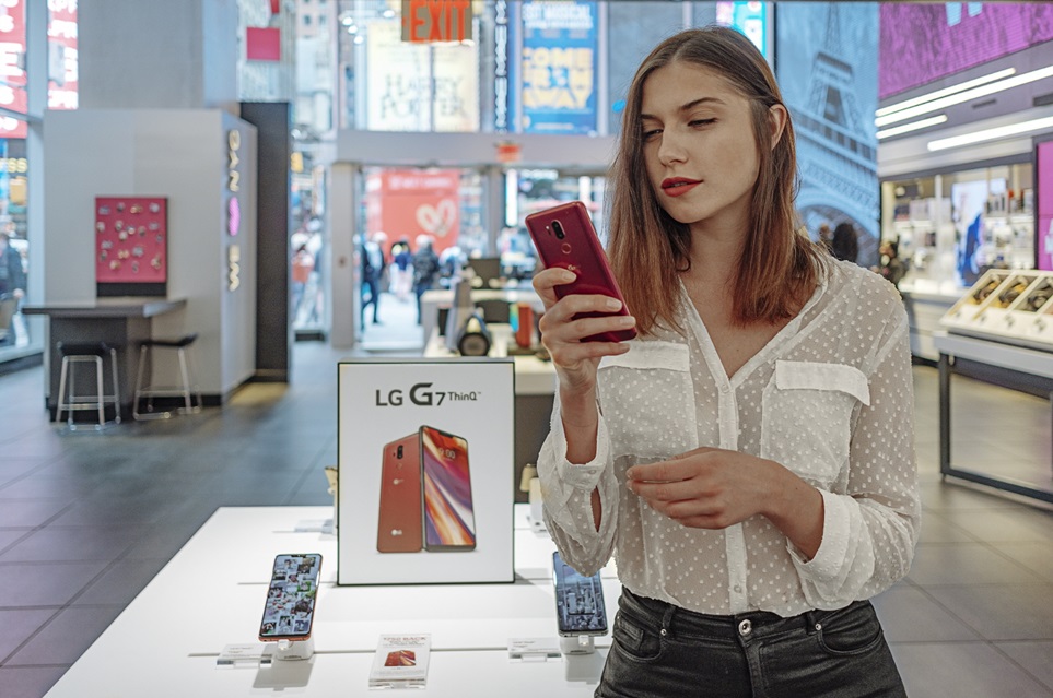 LG전자가 현지시간 1일 전략 스마트폰 LG G7 ThinQ를 미국 버라이즌, T모바일, 스프린트, US셀룰러 등과 캐나다 벨, 로저스, 텔러스 등 북미 주요 이동통신사를 통해 출시했다. LG G7 ThinQ는 베스트바이 등 전자제품 판매점은 물론, LG전자 프리미엄폰 최초로 구글 프로젝트 파이(Project Fi)를 통해서도 출시된다. 미국 뉴욕의 이동통신사 매장에서 LG전자 모델이 얇고 가벼운 디자인으로 한 손으로도 편리하게 사용할 수 있는 LG G7 ThinQ를 소개하고 있다. 