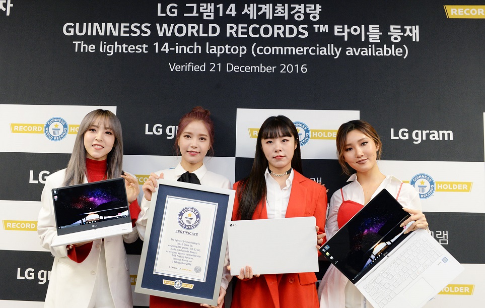 2017년형 ‘LG 그램 14' 월드 기네스북 인증서 수여식에 참석한 걸그룹 '마마무'