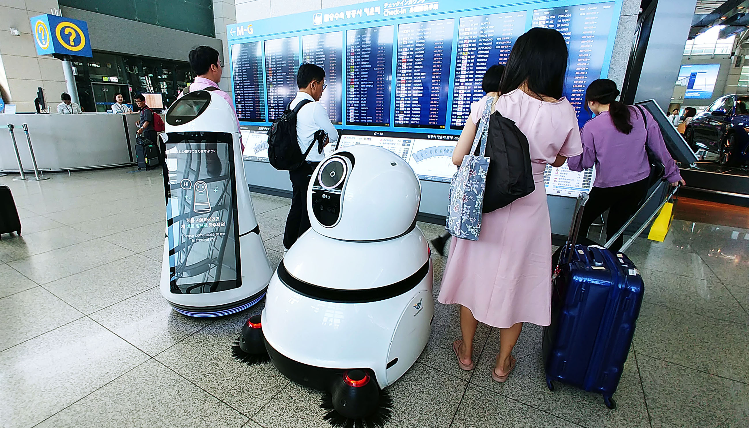 2017년 인천국제공항에서 시범서비스를 선보였던 '안내로봇'과 '청소로봇'