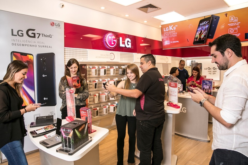 브라질 상파울루에 위치한 한 전자제품 매장에서 고객들이 LG G7 <sup>ThinQ</sup> 를 살펴보고 있다. 브라질 유력 매체 <오 글로보(O globo)>는 “햇빛 아래서도 선명한 디스플레이, 놀라운 사운드, 넓게 찍을 수 있는 광각 렌즈와 알아서 최적의 화질을 제공하는 AI 카메라를 갖췄다”며 “LG G7 ThinQ는 의심의 여지가 없는 최고의 성능을 탑재한 폰”이라고 평가했다.