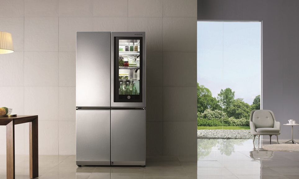 최고상을 받은  LG 시그니처 노크온 매직스페이스 냉장고. 노크온 매직스페이스를 사용할 경우, 사용자가 문을 여닫는 횟수를 최소화해 문 전체를 여닫을 때에 비해 냉기 유출을 47% 줄일 수 있다.