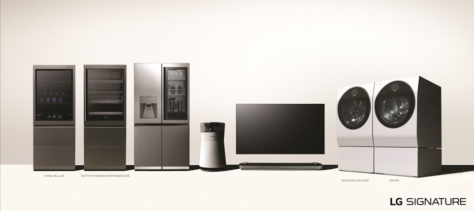 LG전자가 ‘LG 시그니처’ 라인업에 인공지능 LG 씽큐(LG ThinQ)를 적용한 와인셀러, 상냉장 하냉동 냉장고, 건조기 등 3종의 신제품을 추가한다. LG전자는 기존에 출시한 냉장고, 세탁기, 공기청정기에도 순차적으로 인공지능 플랫폼을 탑재하기로 했다. LG전자의 초프리미엄 가전 'LG 시그니처'의 전 제품 이미지. 왼쪽부터 와인셀러, 상냉장 하냉동 냉장고, 냉장고, 공기청정기, 올레드 TV, 세탁기, 건조기. 