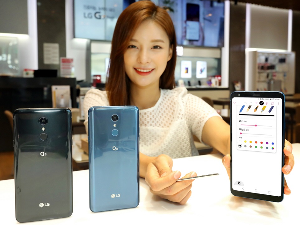 5일 모델이 2018년 형 LG Q8을 소개하고 있다. 이 제품은 53만9천원의 매력적인 가격에도 전용 펜을 활용한 다양한 편의기능과 고해상도 카메라, 하이파이 쿼드 DAC 등 탁월한 멀티미디어 성능을 완성도 높게 담았다. 