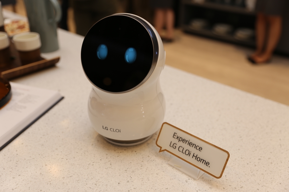 'IFA 2018'에 전시된 LG 클로이 홈 로봇