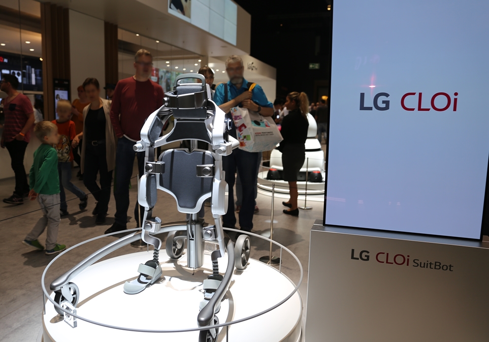 'IFA 2018'에 전시된 LG 클로이 수트봇