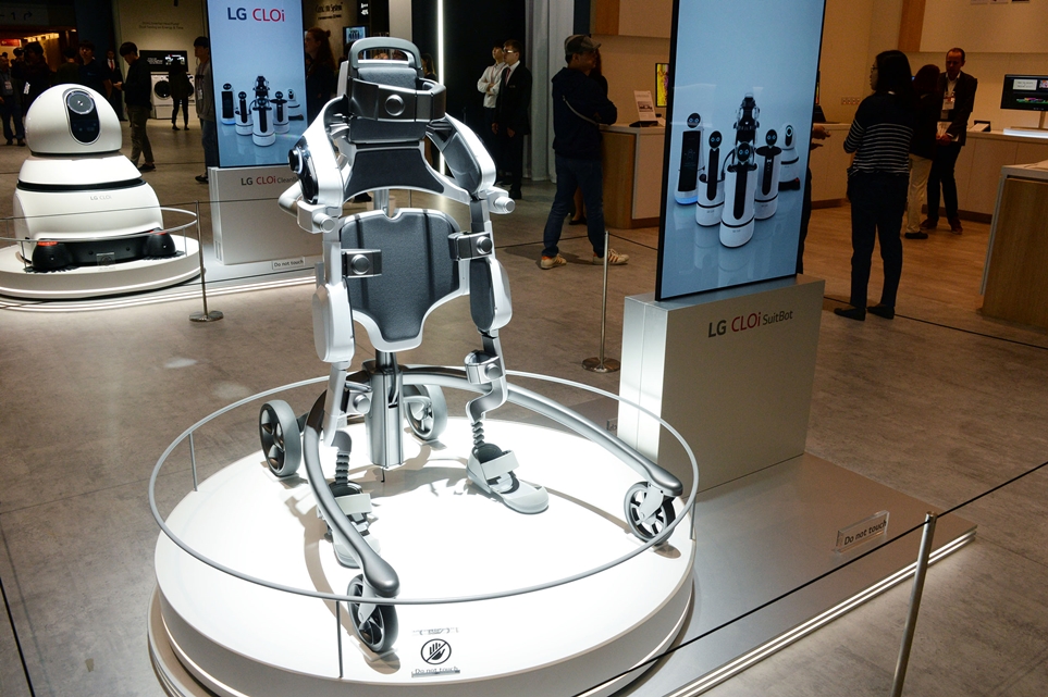 'IFA 2018'에 전시된 LG 클로이 수트봇