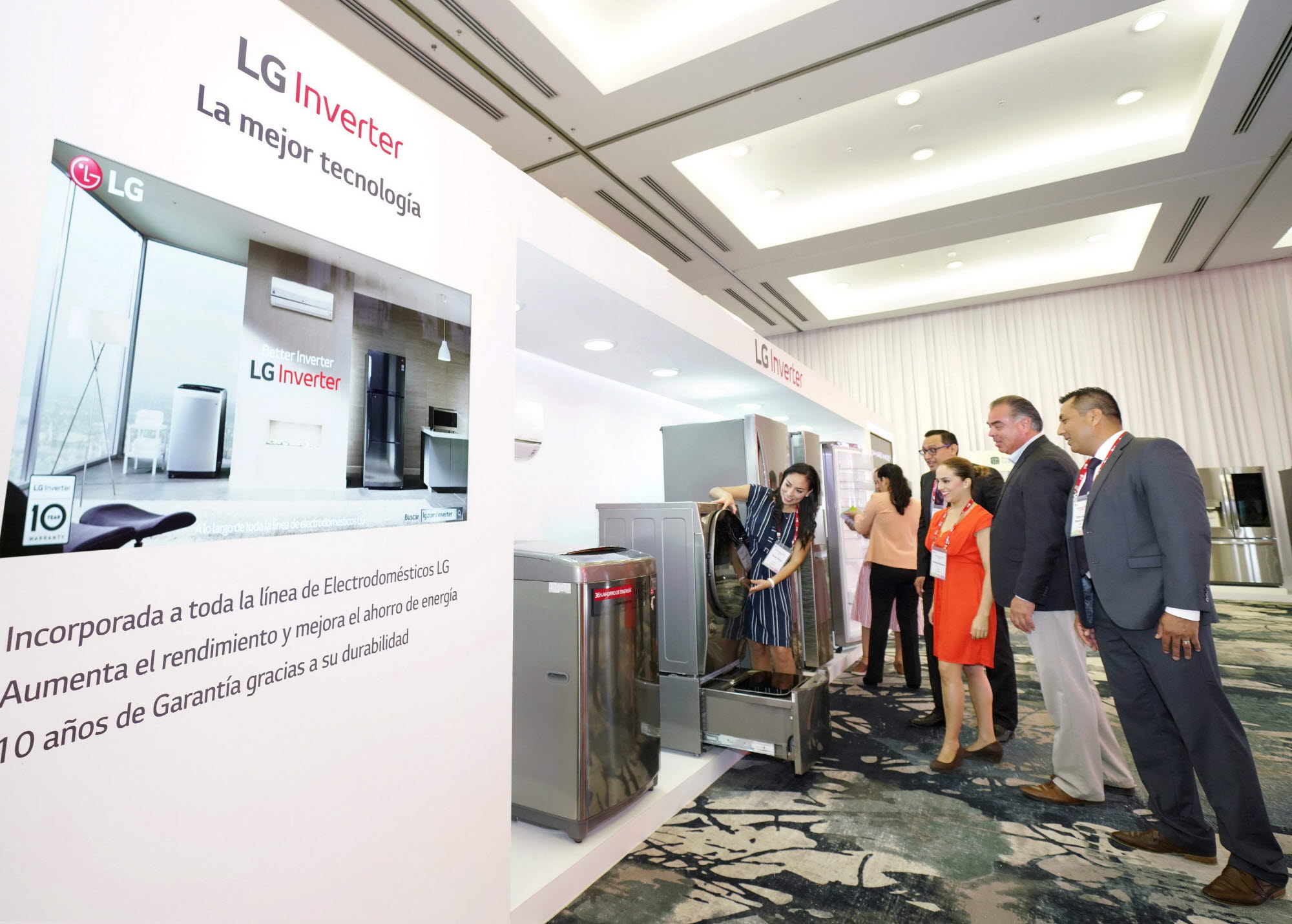 인공지능 ‘LG 씽큐’ 중남미 거래선 사로잡았다03: LG전자가 17일부터 20일까지 멕시코 칸쿤에서 ‘LG 이노페스트’를 열고 혁신 제품을 대거 선보였다. LG 이노페스트 참가자들이 고효율, 고성능, 저소음 등 뛰어난 장점을 지닌 ‘인버터 기술’을 적용한 제품을 살펴보고 있다. 