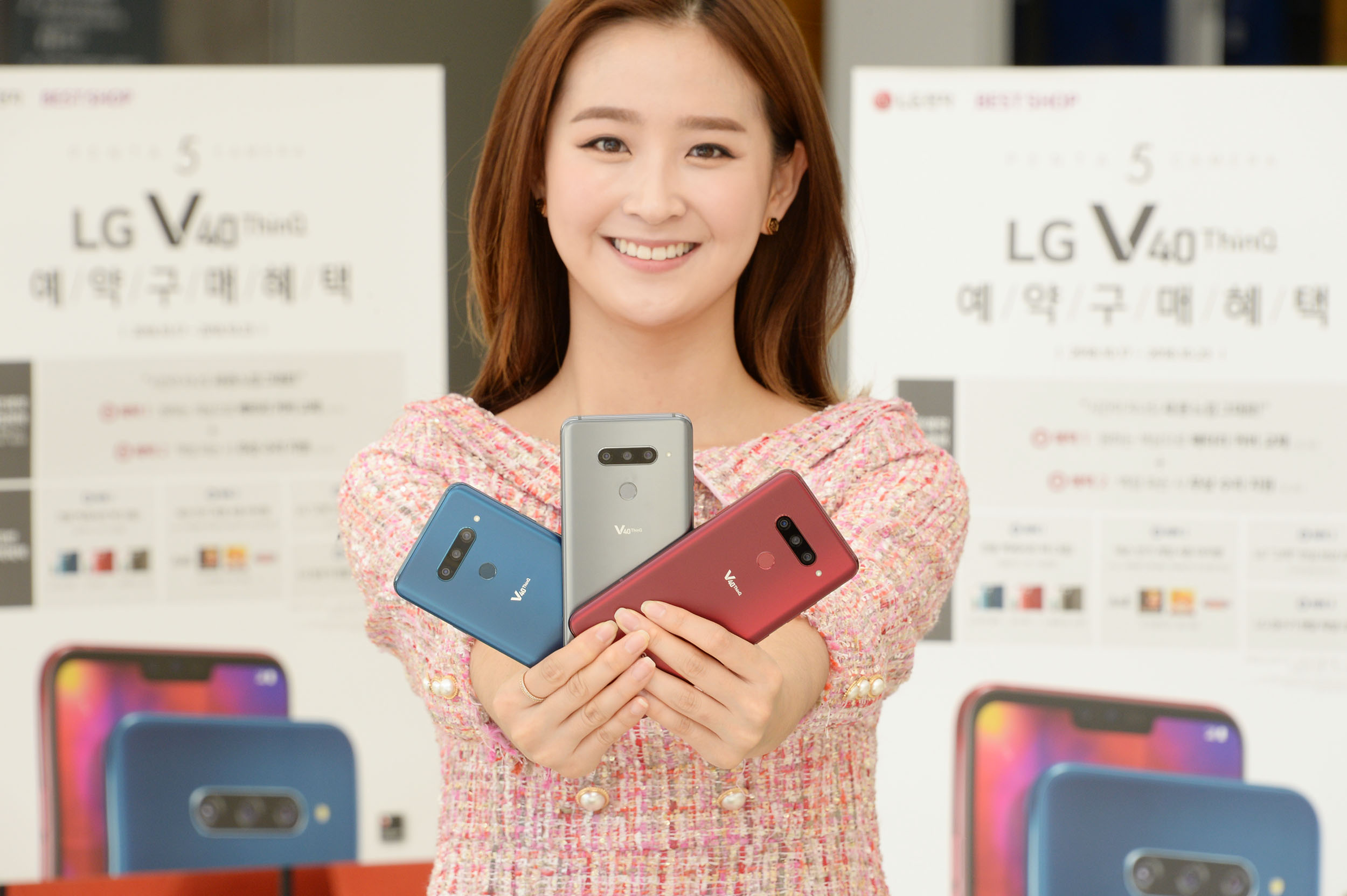 20일  서울 영등포구에 위치한 휴대폰 매장에서 모델이  LG V40 ThinQ  예약 프로그램을 소개하고 있다. 