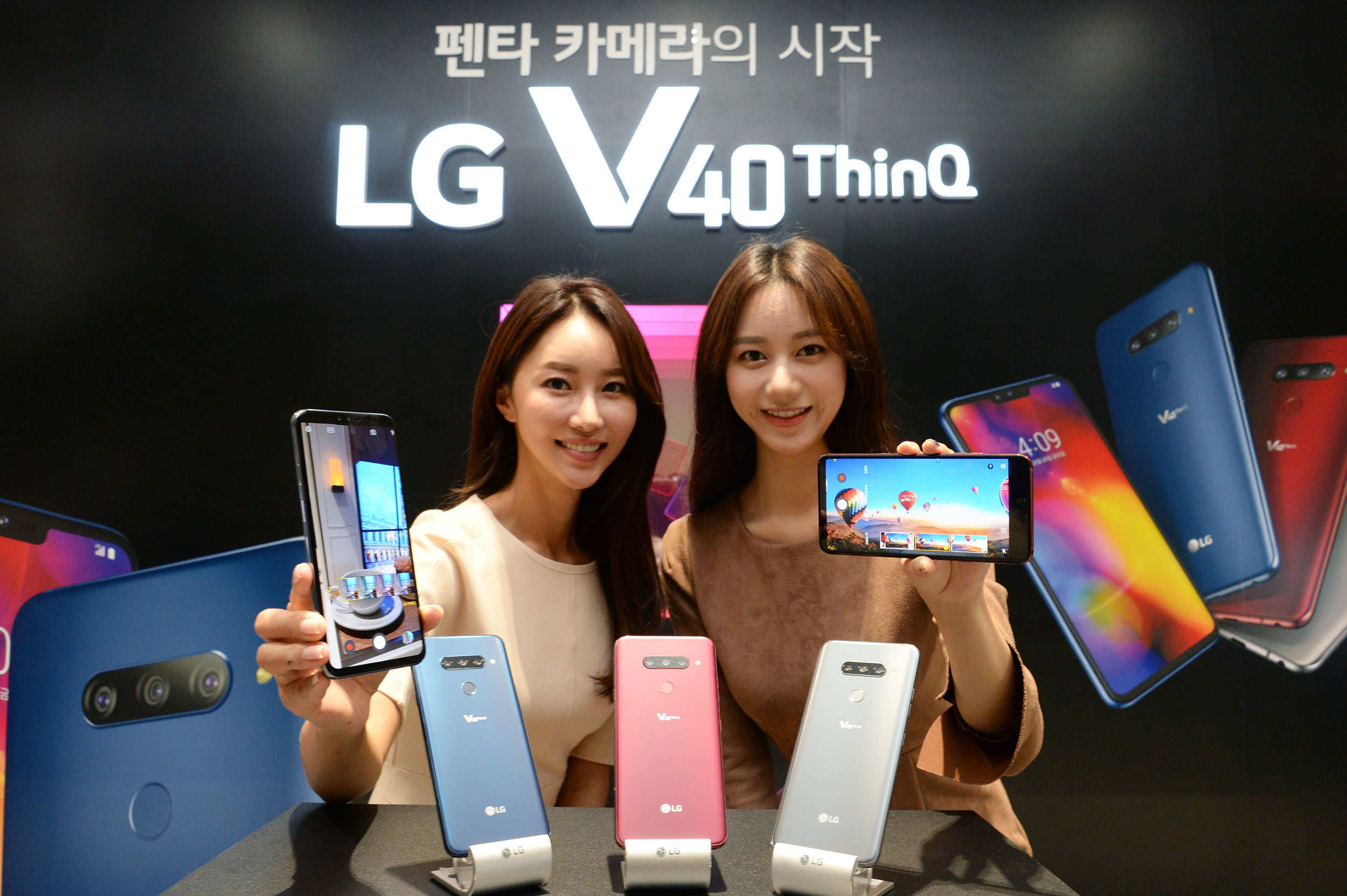LG전자가 4일 서울 마곡에 위치한 'LG사이언스파크'에서 새로운 전략 스마트폰 LG V40 ThinQ 공개 행사를 가졌다. 모델들이완성도 높은 플랫폼 위에 스마트폰에서 가장 많이 쓰는 카메라 기능을 중심으로 한층 업그레이드 한 LG V40 ThinQ를 소개하고 있다. 