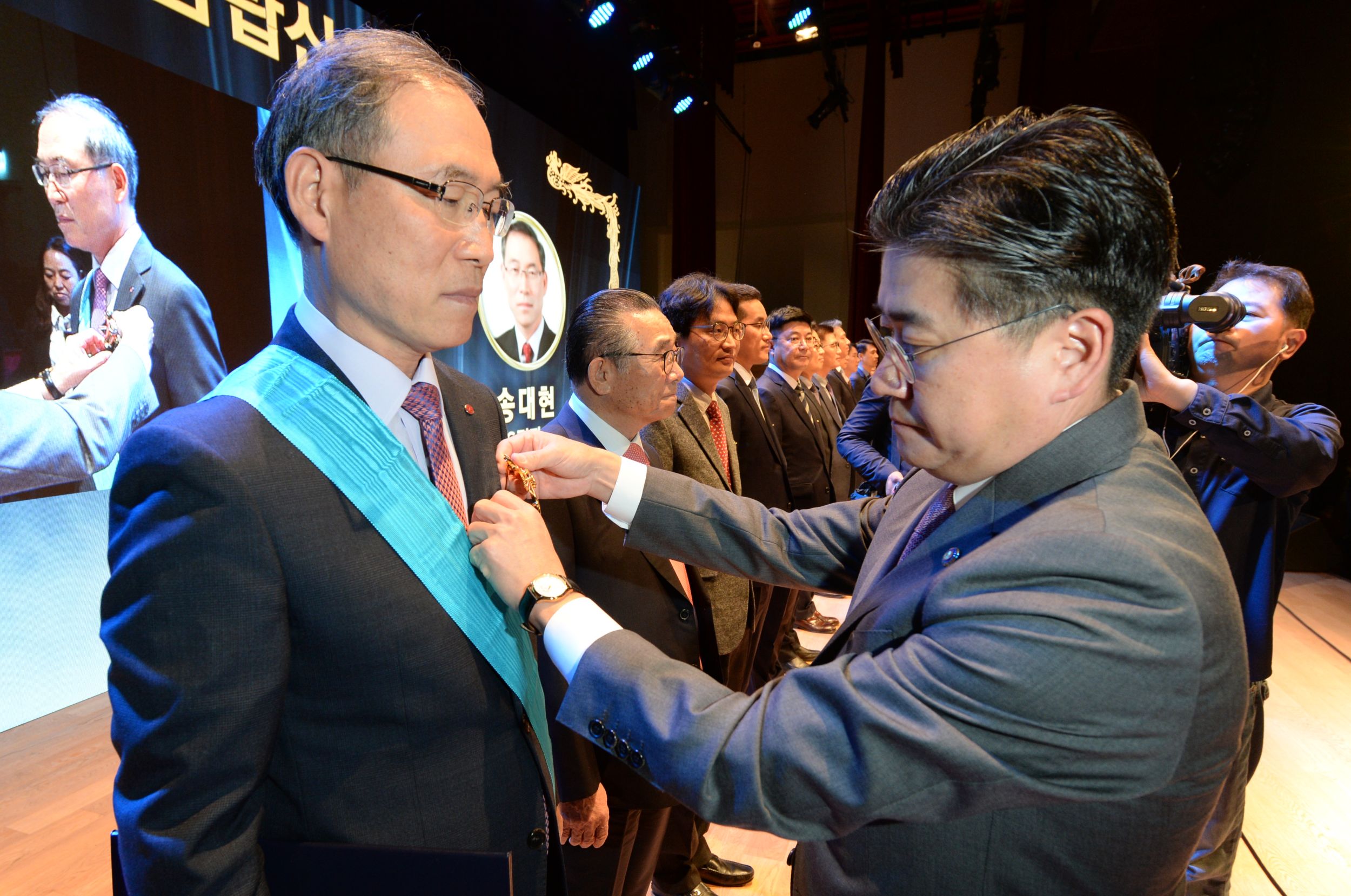  LG전자 H&A사업본부장 송대현 사장(왼쪽)이 24일 '제 13회 전자 IT의 날' 기념식에서 정승일 산업통상자원부 차관(오른쪽)으로부터 금탑산업훈장을 수상하고 있다.