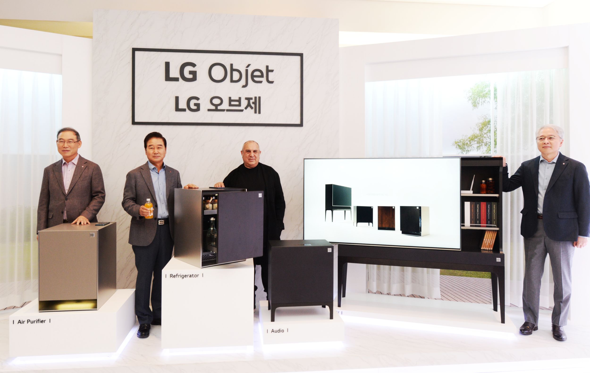 LG전자가 1일 서울 강남구 논현동 모스 스튜디오에서 프리미엄 프라이빗 가전 'LG 오브제' 론칭 행사를 열고, 가전과 가구를 결합한 LG 오브제 제품을 선보였다.