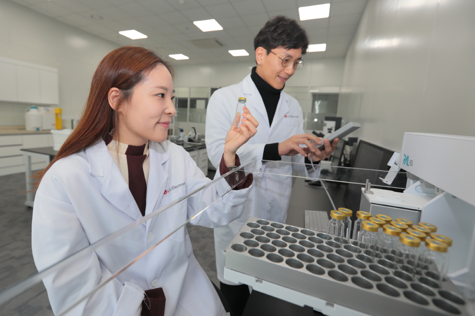 LG전자 식품과학연구소 연구원이 '전자 코' 장치로 식품의 보관에 따른 향의 변화를 화학적 성분 분석으로 측정하고 있다.