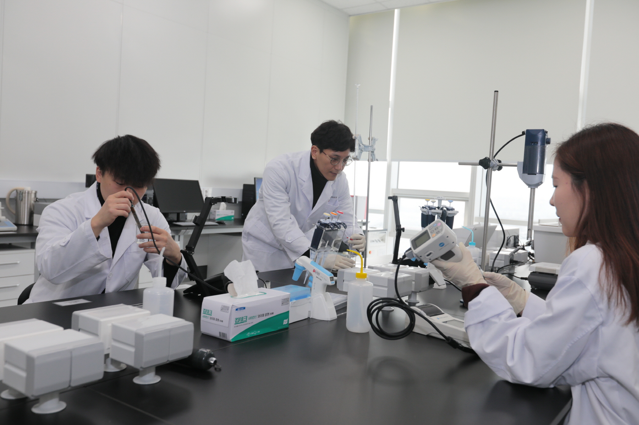 LG전자 식품과학연구소 연구원이 김치의 품질을 결정하는 산도(酸度)를 측정하고 있다.