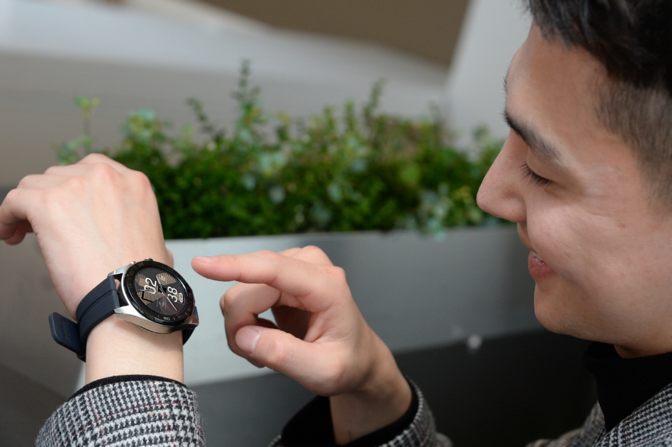 LG전자가 17일 아날로그 감성을 웨어러블 기술에 담아낸 스마트 워치 ‘LG Watch W7’를 국내에 출시한다. LG전자 모델이 ‘LG Watch W7’을 소개하고 있다. 