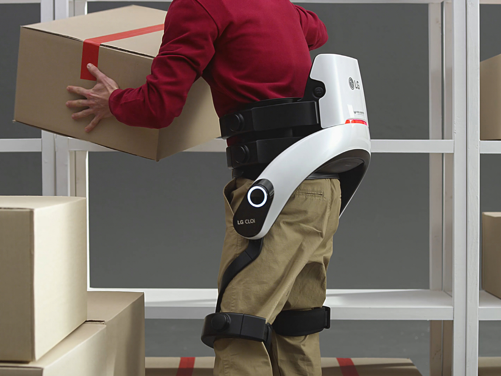 산업현장이나 상업, 물류공간에서 사용자의 허리근력을 보조하는 'LG 클로이 수트봇(CLOi SuitBot)'