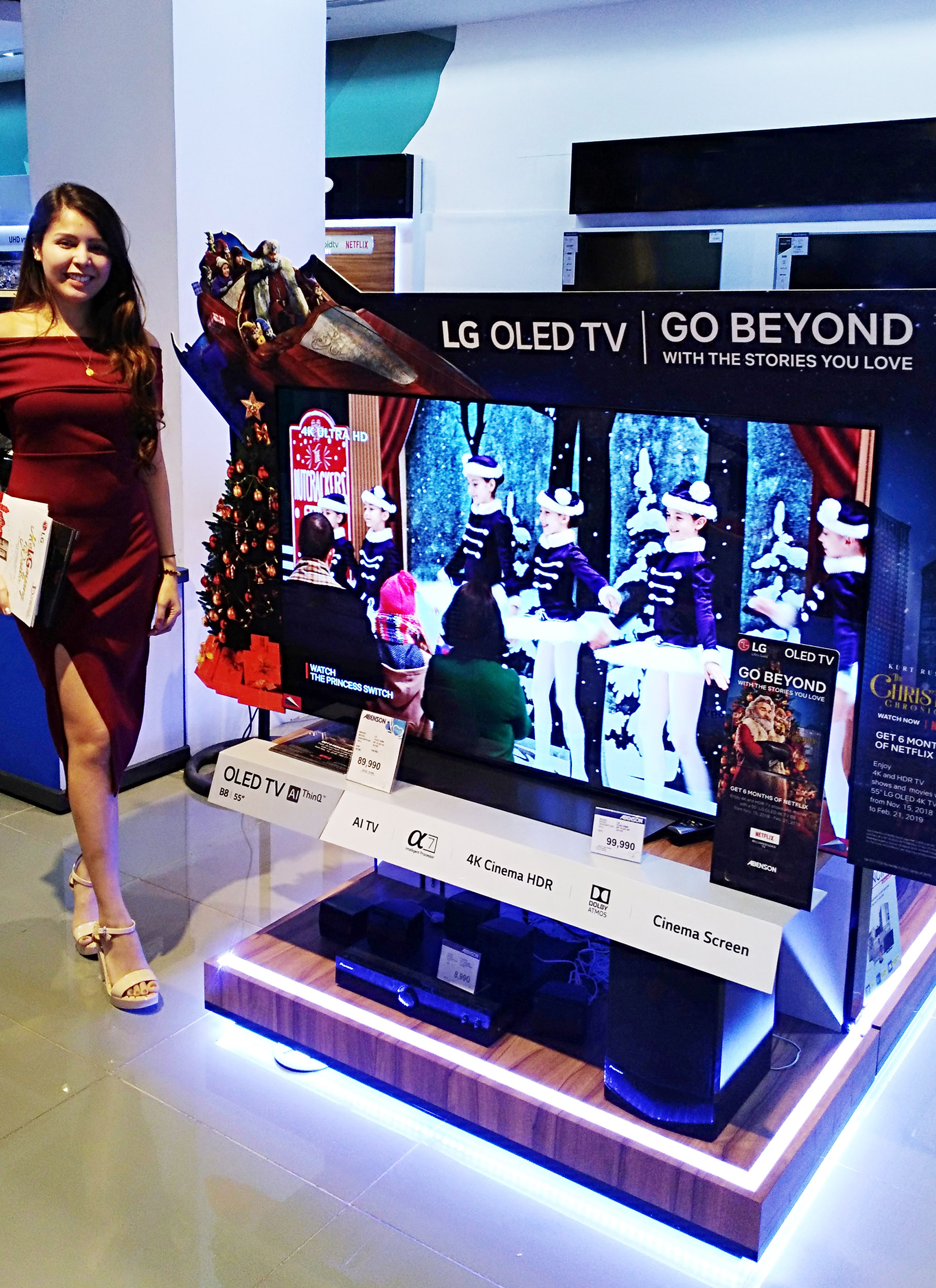 필리핀 마닐라 소재 가전매장에서 모델이 LG전자 올레드 TV AI 씽큐 제품을 소개하고 있다.