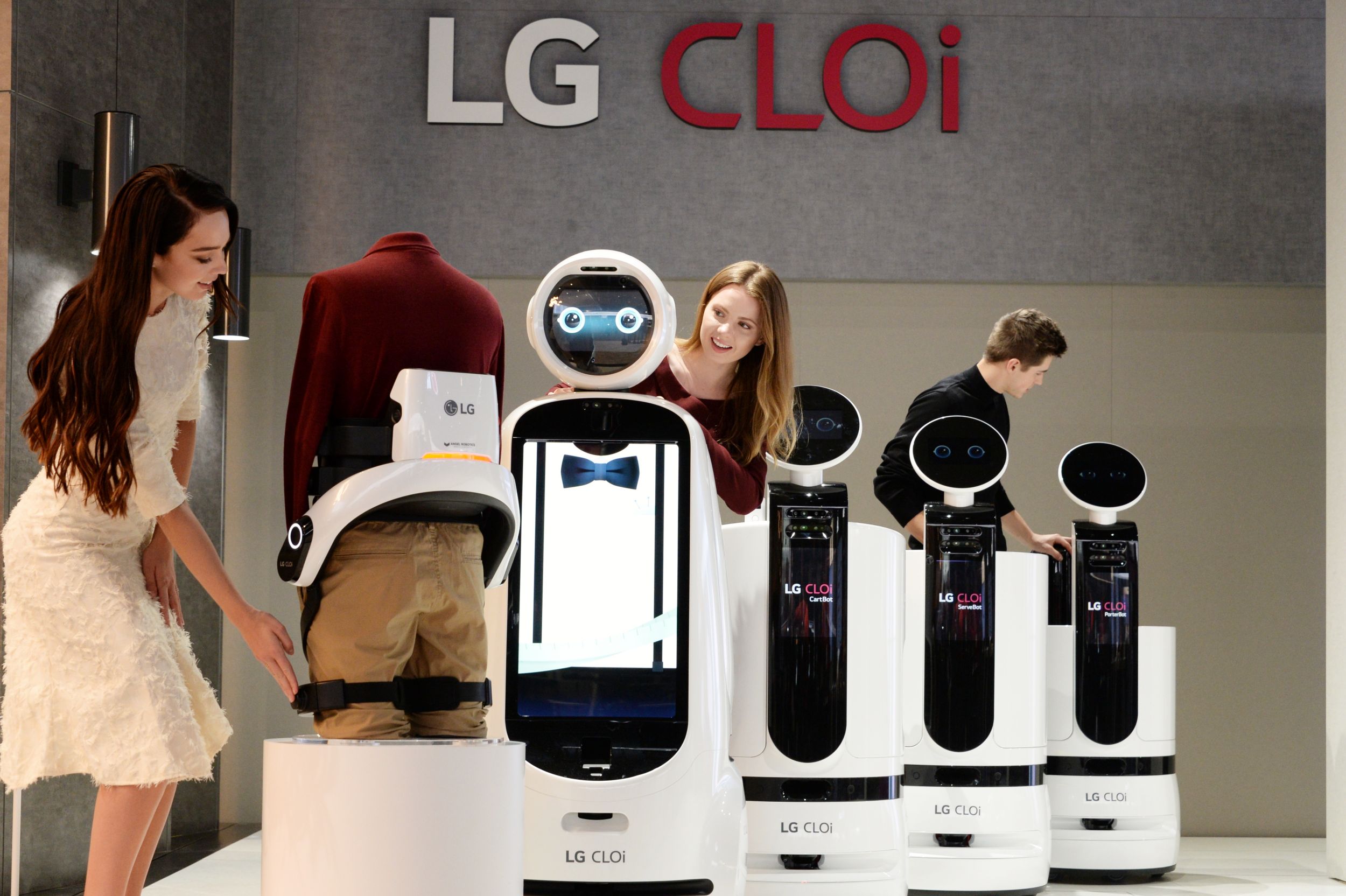 8일부터 미국 라스베이거스에서 열리는 CES 2019 전시회에서 모델들이 다양한 'LG 클로이' 로봇 제품들을 소개하고 있다. 