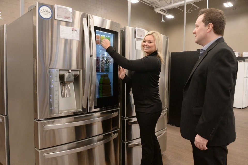 ‘베스트바이’ 라스베이거스 지점에 전시되어 있는 ‘LG 노크온 매직 스페이스 냉장고’