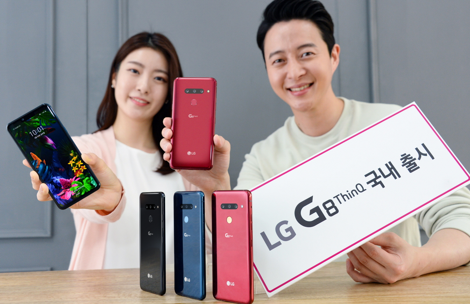 LG전자가 22일 국내 이동통신 3사와 자급제 채널을 통해 LG G8 ThinQ를 국내 출시한다. LG전자 모델들이 LG G8 ThinQ를 소개하고 있다.