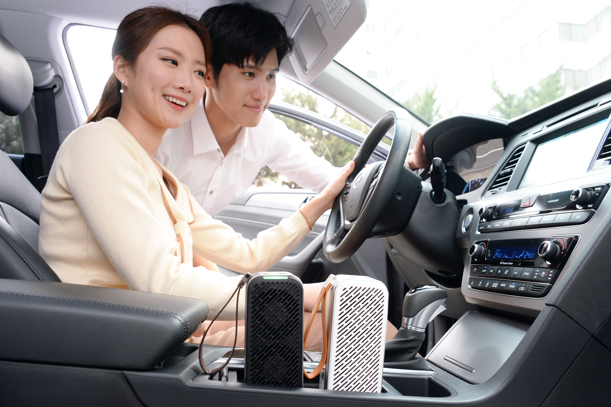 LG전자가 22일 휴대용 공기청정기 ‘LG 퓨리케어 미니 공기청정기’를 출시한다. 사진은 모델이 자동차에서 LG 퓨리케어 미니 공기청정기를 사용하는 모습