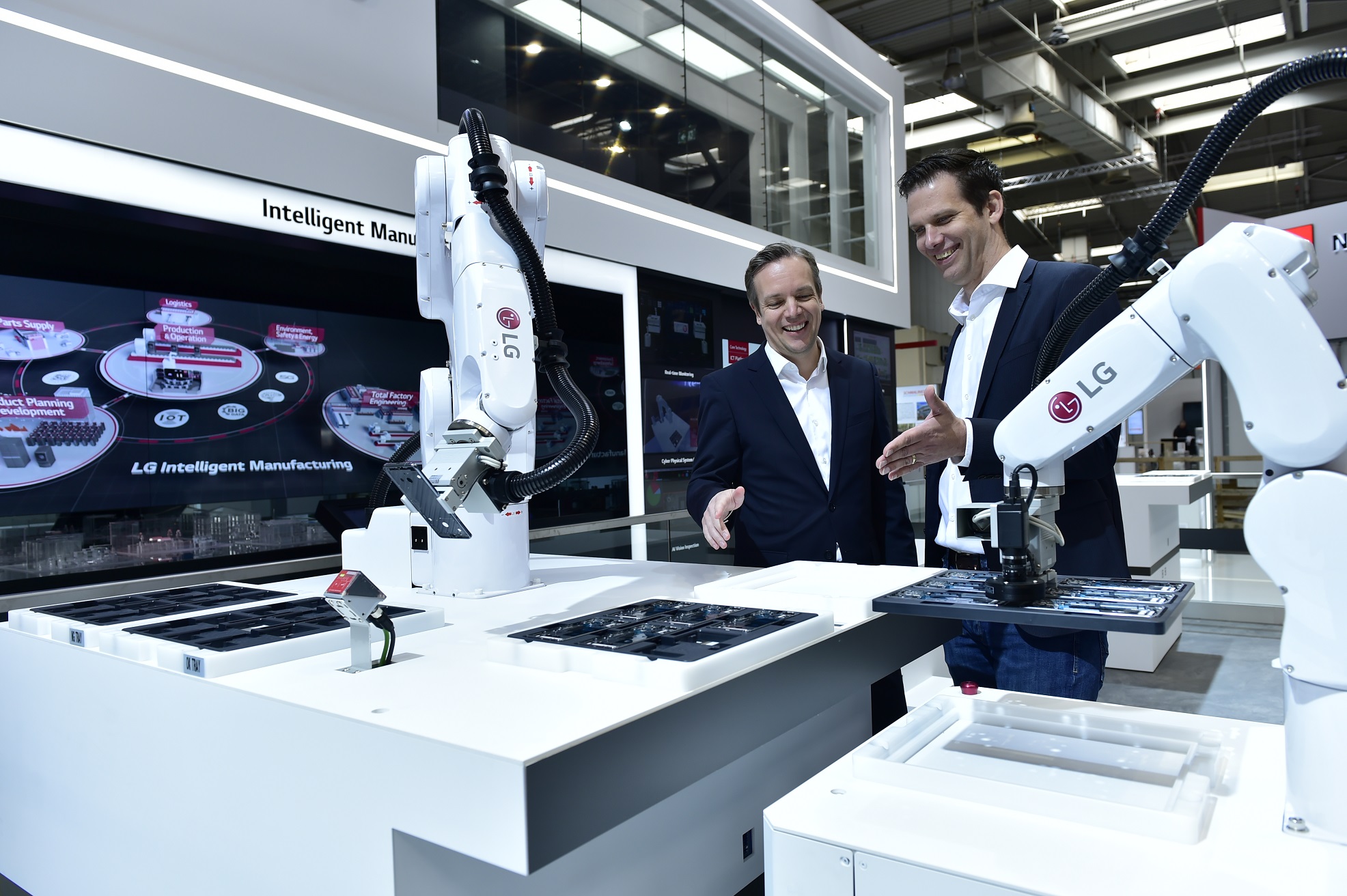    LG전자가 현지시간 1일부터 5일간 독일 하노버에서 열리는산업 기술 전시회 ‘하노버 메세 2019(Hannover Messe 2019)’에 처음으로 참가해 다양한 지능형 제조 솔루션을 공개한다.      관람객들이 모바일매니퓰레이터가 스마트폰 부품을 이송하는 모습을 살펴보고 있다.