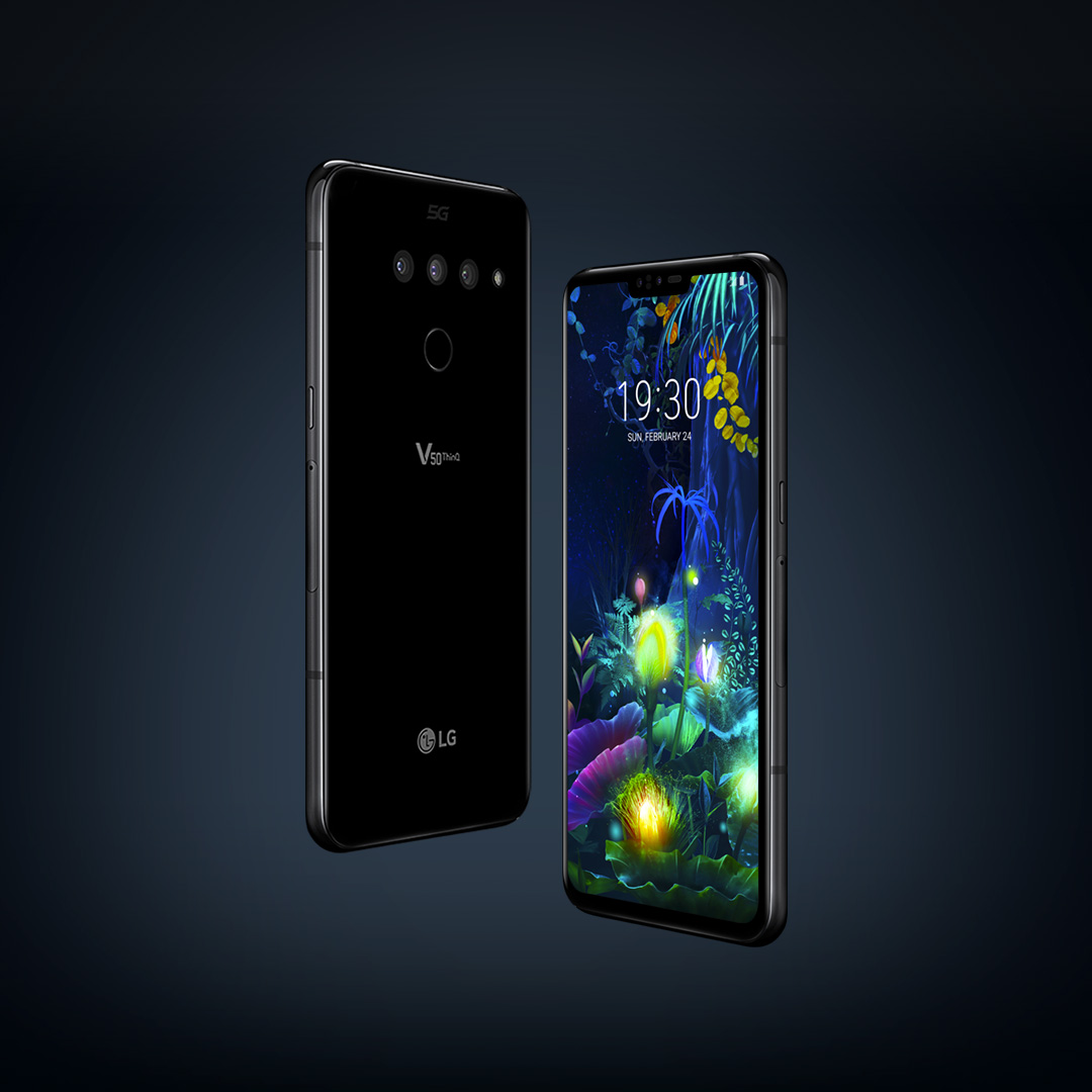 LG전자가 이달 출시를 앞둔 5G 스마트폰 LG V50 ThinQ의 구매고객들을 대상으로 사용하던 스마트폰을 반납하면 중고시세 이상의 보상을 제공하는 ‘LG고객 안심보상 프로그램’을 운영한다. LG전자 모델이 LG V50 ThinQ와 LG 듀얼 스크린을 소개하고 있다.