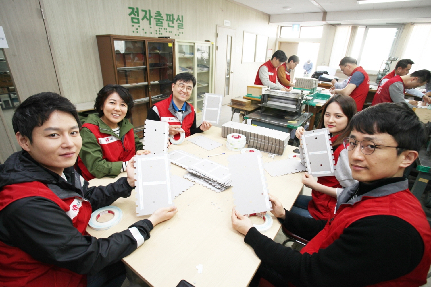 LG전자 임직원 20여 명은 17일 장애인의 날(4월 20일)을 기념해 서울 강동구에 위치한 한국시각장애인복지관을 방문해 시청각장애인용 TV를 기증하고 점자판을 만드는 봉사활동을 진행했다. 