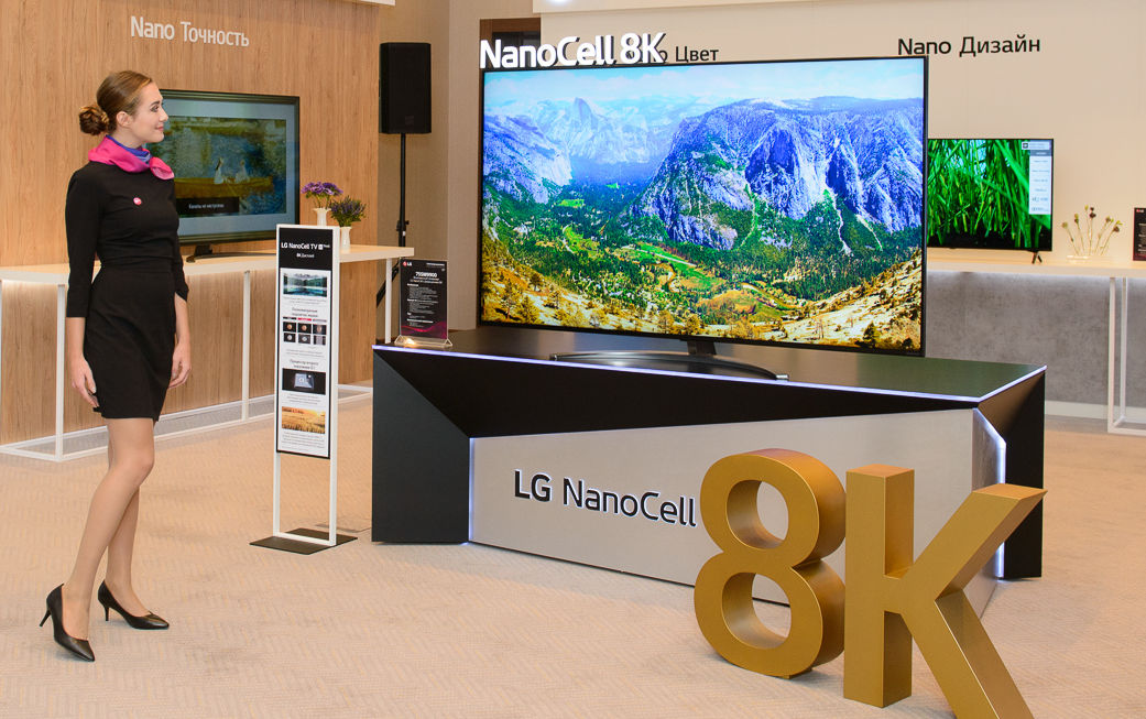 현지시간 19일 모스크바에서 열린 LG전자 신제품 발표 행사에서 모델이 8K 해상도를 구현하는 LG 나노셀 TV 신제품을 소개하고 있다.
