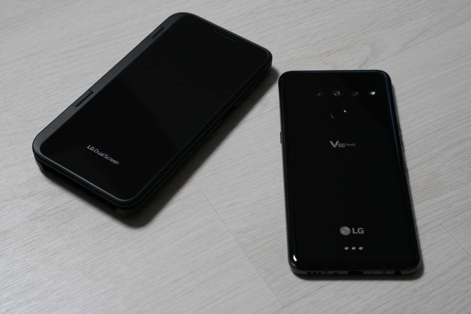 LG V50 ThinQ 5G의 전용 액세서리 듀얼 스크린
