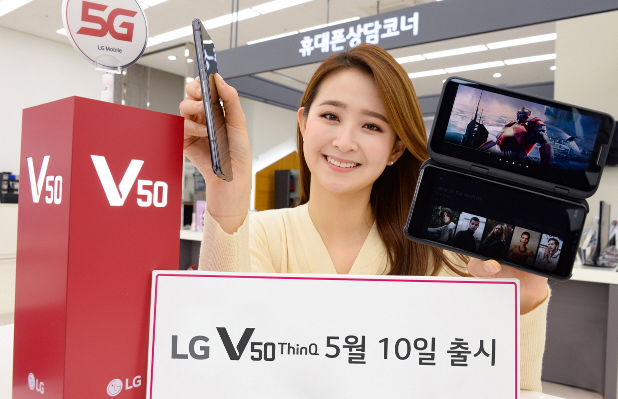 LG전자가 5G 서비스에 대한 고객 만족도를 높이기 위해 잠정 연기했던 5G 스마트폰 LG V50 ThinQ의 국내 출시를 오는 10일로 최종 결정했다. LG전자 모델이 LG V50 ThinQ를 소개하고 있다. 