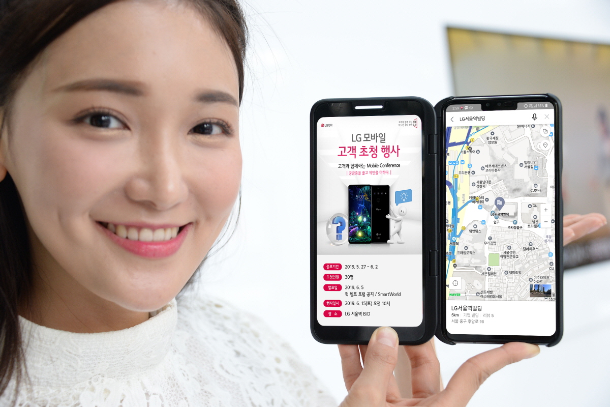 LG전자가 내달 15일 서울역 인근에 위치한 LG 서울역 빌딩으로 고객 30명을 초청해 ‘LG 모바일 컨퍼런스’를 진행한다. LG V50 ThinQ의 높은 완성도와 LG 듀얼 스크린의 다양한 활용성이 호응을 얻고 있는 가운데, LG전자는 첫 5G 스마트폰 출시를 계기로 고객의 눈높이에서 개선점을 찾아내고 빠르게 반영해 LG 스마트폰 브랜드 신뢰를 회복한다는 계획이다. 행사 참가를 희망하는 고객은 내일부터 다음 달 2일까지 LG 스마트폰에 탑재된 ‘퀵 헬프’와 ‘LG 스마트월드’ 애플리케이션에서 응모하면 된다. 26일 모델이 LG 트윈타워에서 LG V50 ThinQ로 'LG 모바일 컨퍼런스'를 소개하고 있다.