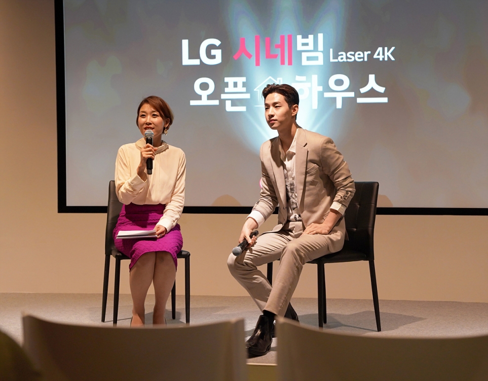 LG 시네빔 Laser 4 행사 현장을 방문한 가수 겸 연기자 헨리 인터뷰 모습