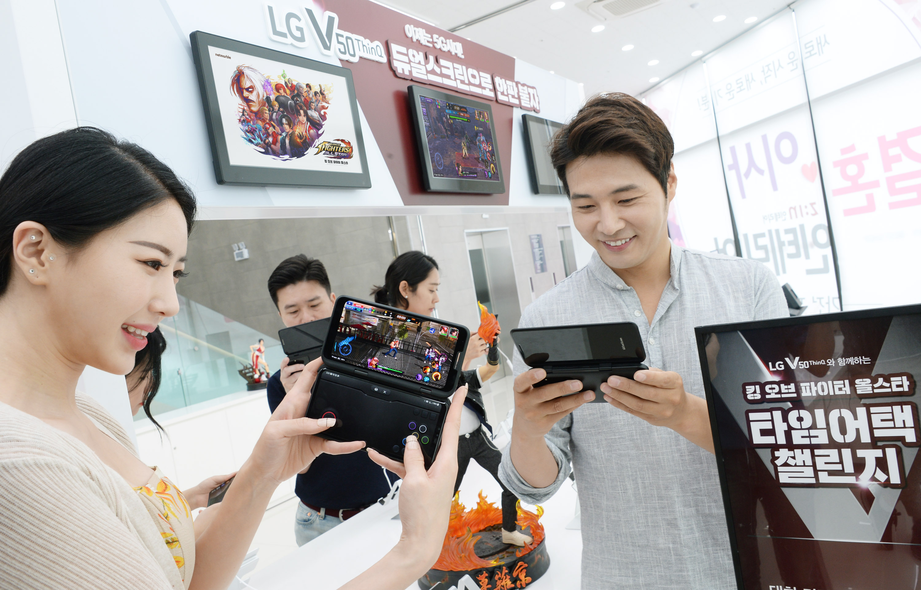 LG전자가 본격 열린 5G 시대를 맞아 이달 26일부터 내달 14일까지 전국 주요 LG베스트샵과 이동통신사 매장에서 모바일 게임 대회를 개최한다. LG전자 모델이 LG V50 ThinQ 와 LG 듀얼스크린으로 모바일 게임을 즐기고 있다. 