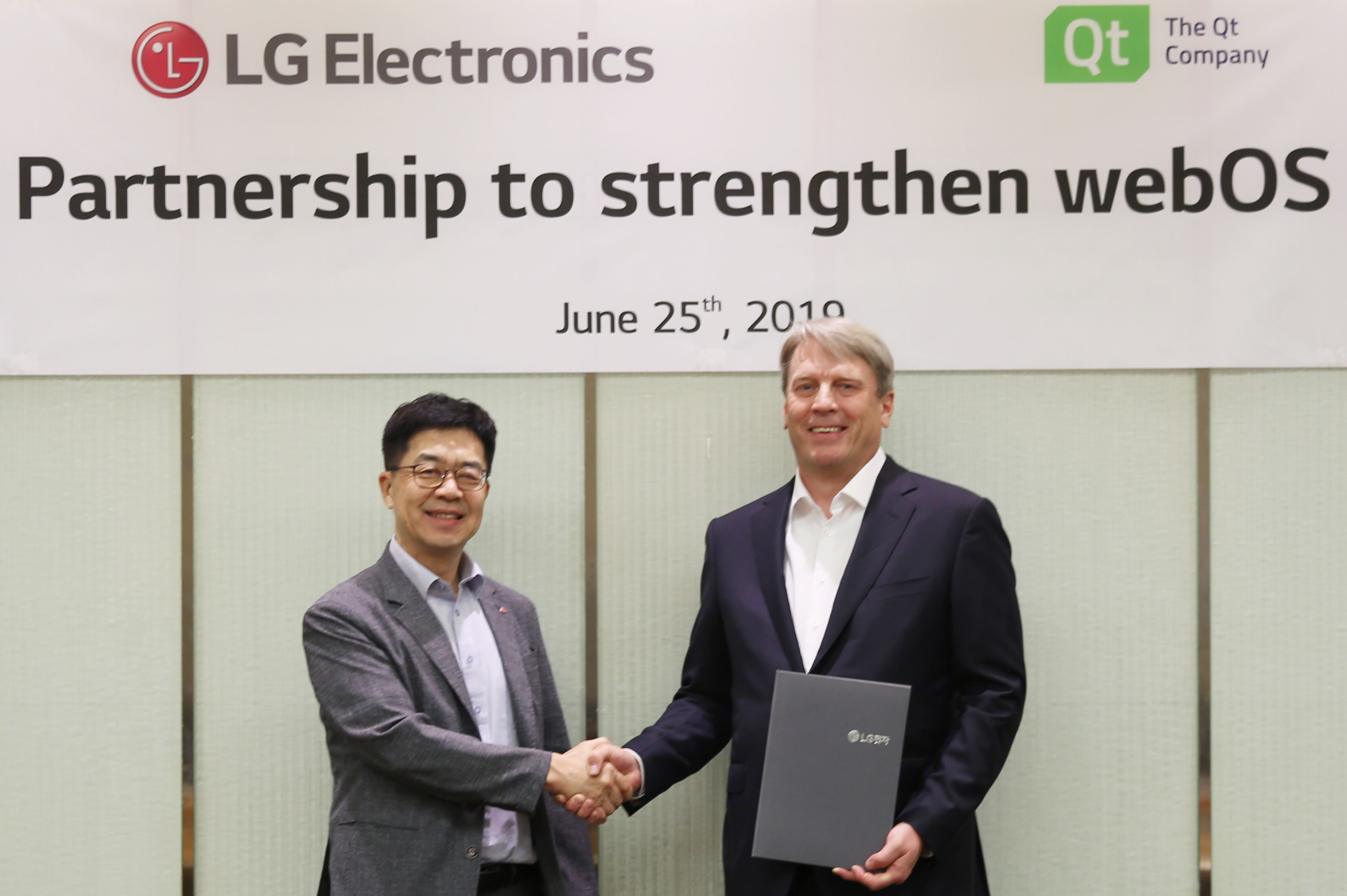 LG전자와 Qt社가 지난 25일 서울 양재동에 위치한 LG전자 서초R&D캠퍼스에서 webOS의 연구개발과 생태계 확대를 위한 사업협력(MOU)을 맺었다. LG전자 CTO 박일평 사장(왼쪽), Qt社 CEO 유하 바렐리우스가 MOU를 체결한 뒤 악수하고 있다. 