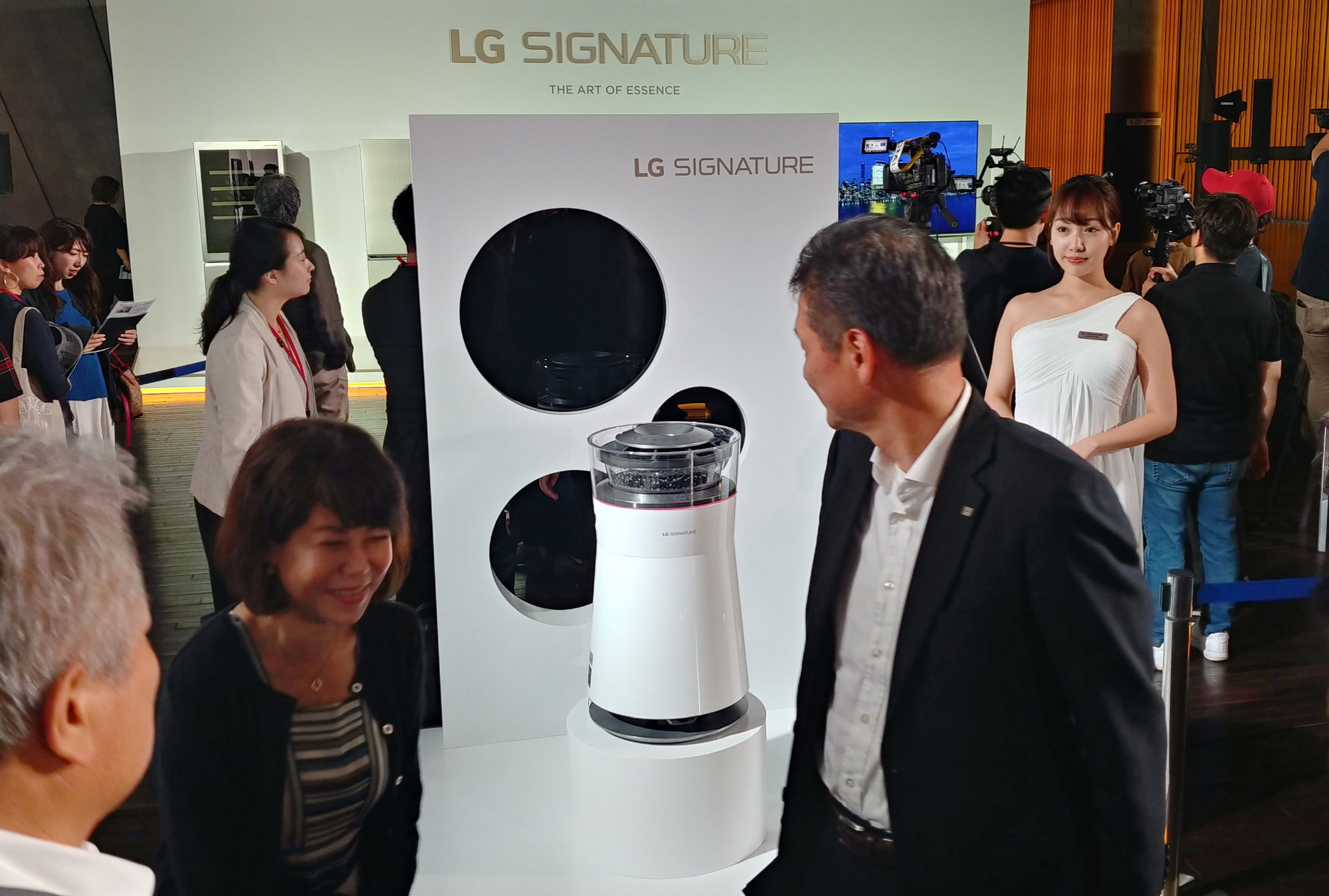 LG전자가 4일 일본 도쿄 국립신미술관에서 현지 거래선, 기자, 오피니언 리더 등 약 250 명을 초청해 ‘LG 시그니처’ 출시행사를 열었다. 참석자들이 초프리미엄 'LG 시그니처'를 살펴보고 있다. 