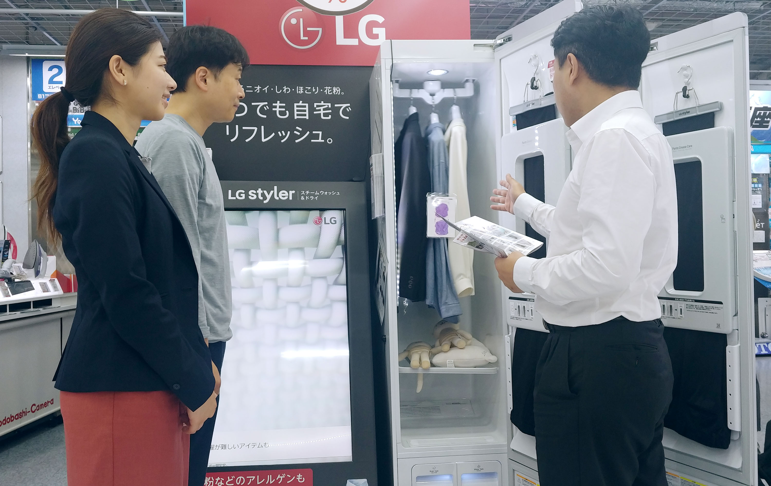 일본의 한 가전매장에서 직원이 고객에게 LG 트롬 스타일러를 소개하고 있다.