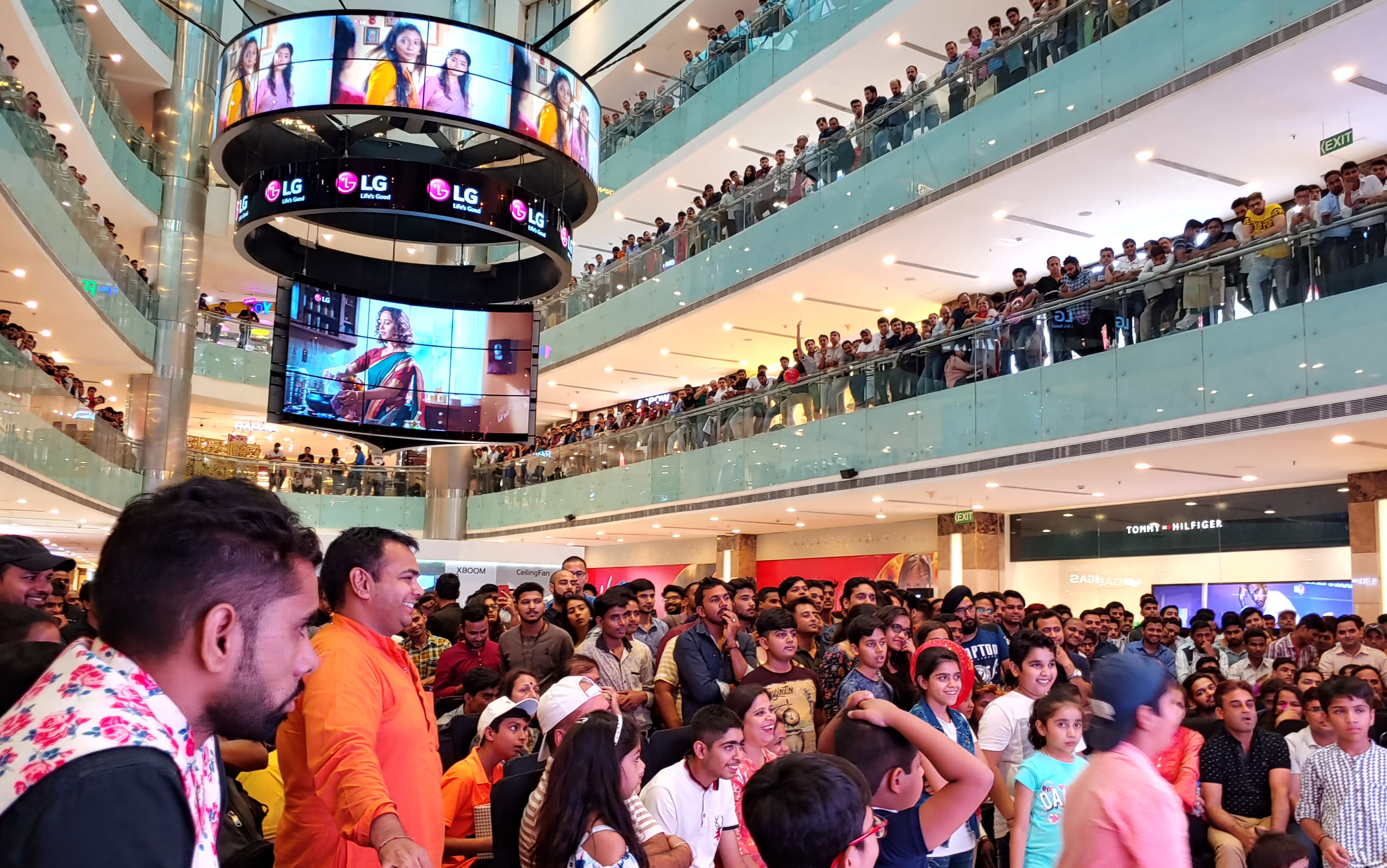 현지시간 16일 인도 델리 최대 쇼핑몰인 '엠비언스몰'에서 LG전자가 마련한 '크리켓 월드컵 2019' 인도-파키스탄 전 응원 행사에 인도 시민들이 참여해 열띤 응원을 하고 있습니다.